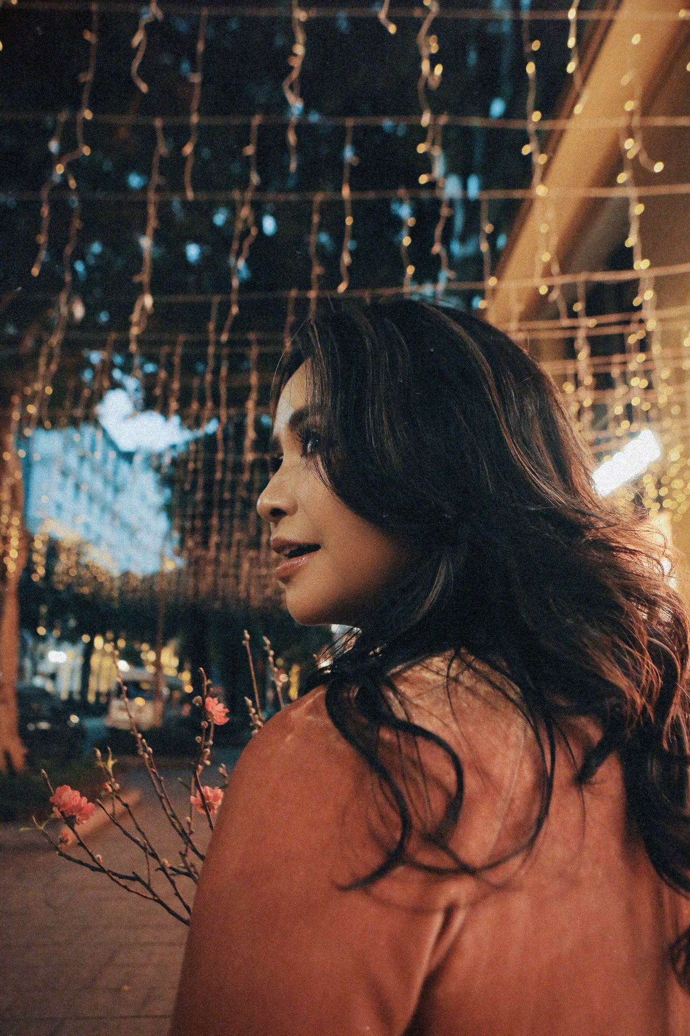 Nữ NSND ở tuổi ngoài 50 khoe nhan sắc với áo dài thêu tay đẹp ngỡ ngàng - Ảnh 6.