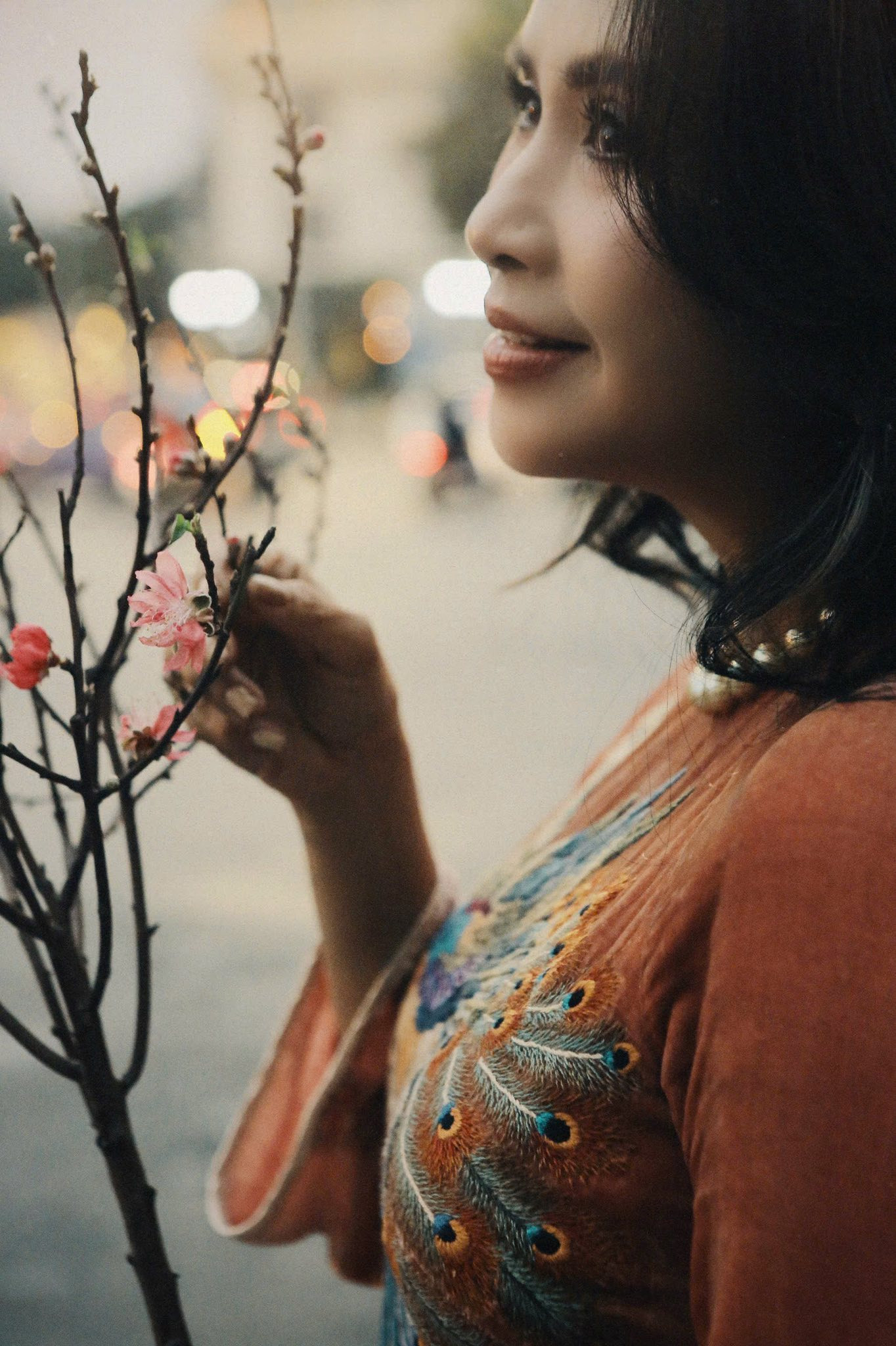 Nữ NSND ở tuổi ngoài 50 khoe nhan sắc với áo dài thêu tay đẹp ngỡ ngàng - Ảnh 10.