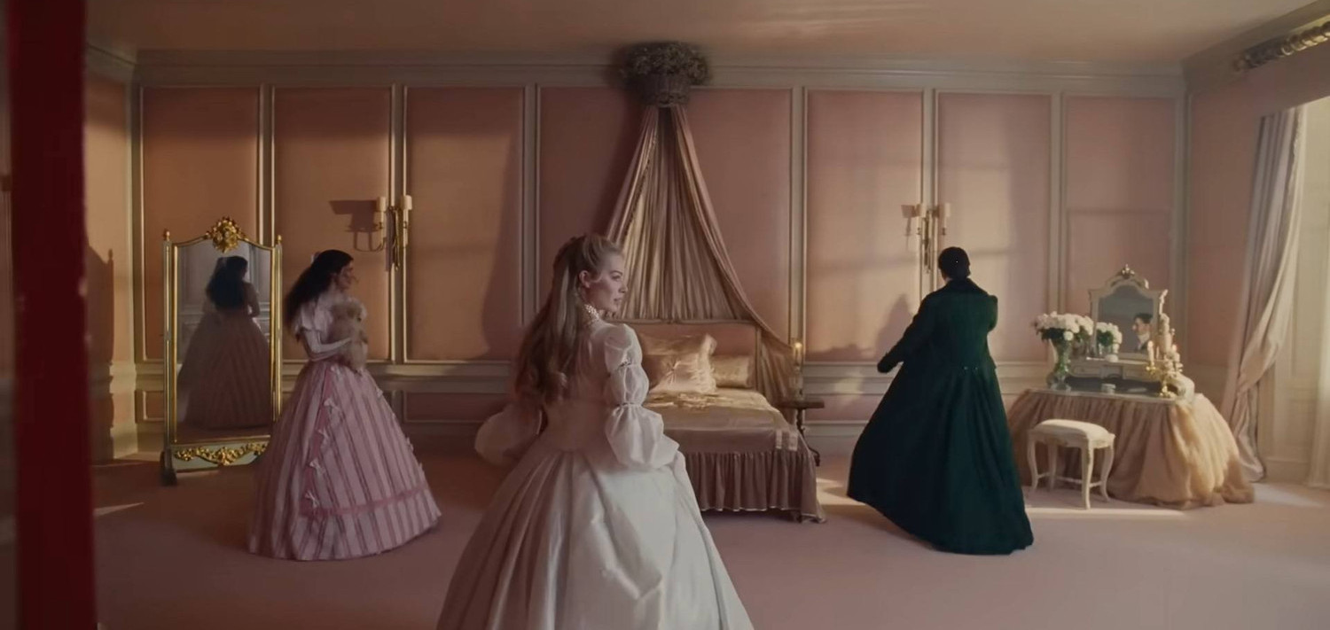 Thời trang gây tranh cãi trong Đồi gió hú 18 + phiên bản 2026 - Ảnh 9.