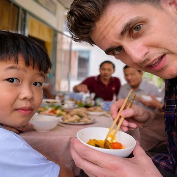 Tự tin khen con bạn bằng tiếng Việt nhưng nhầm 1 chữ, anh Tây khiến cả phòng khách nhà bạn im phăng phắc