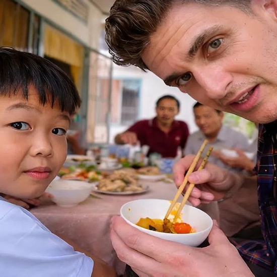 Tự tin khen con bạn bằng tiếng Việt nhưng nhầm 1 chữ, anh Tây khiến cả phòng khách nhà bạn im phăng phắc