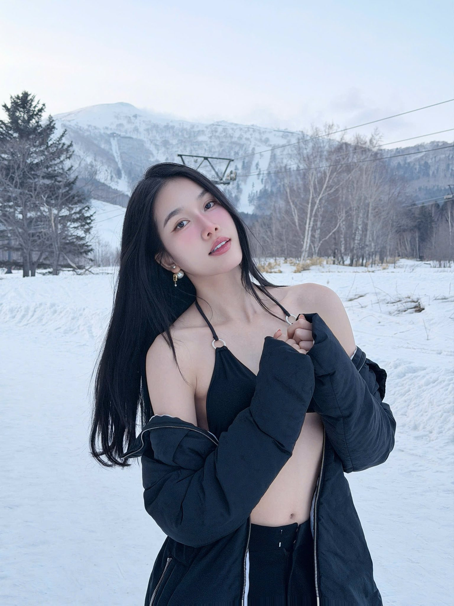 Á hậu Việt gây sốt với hình ảnh diện áo tắm giữa tuyết trắng - Ảnh 3.