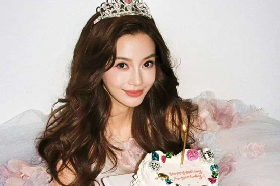 Angelababy gây sốt với bức ảnh 20 tuổi giữa lúc Huỳnh Hiểu Minh có bạn gái