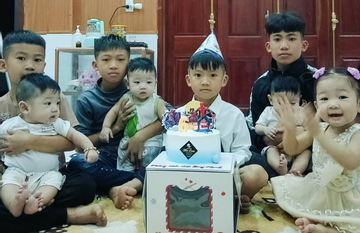 Cuộc sống 'ăn đứng, ngủ ngồi' của người mẹ Quảng Trị 32 tuổi có 8 con