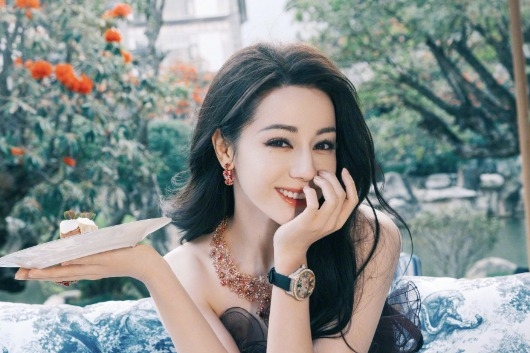 Địch Lệ Nhiệt Ba mắc kẹt ở Dubai: Công ty đổ lỗi cho sao nữ?