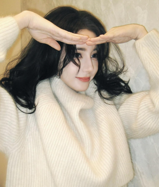 Địch Lệ Nhiệt Ba mắc kẹt ở Dubai: Công ty đổ lỗi cho sao nữ? - Ảnh 1