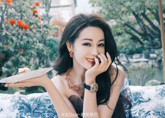 Địch Lệ Nhiệt Ba mắc kẹt ở Dubai: Công ty đổ lỗi cho sao nữ? - Ảnh 2