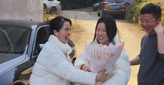 Lần đầu về ra mắt nhà bạn trai, cô gái được 30 người xếp hàng chào đón