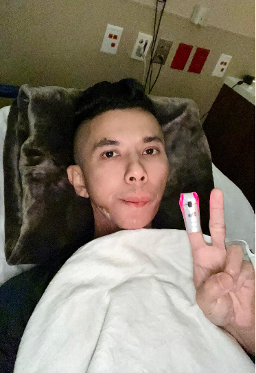 Những ngày cuối đời của ca sĩ Kasim Hoàng Vũ: Khuôn mặt biến dạng, bế tắc vì chi phí chữa trị hàng tỷ đồng - Ảnh 1