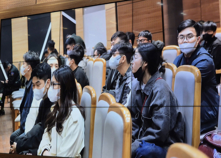 Công an làm việc với các đối tượn trong vụ án.