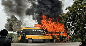 Xe khách 40 chỗ bốc cháy khi đang đỗ chờ công nhân tan ca ở Bắc Ninh