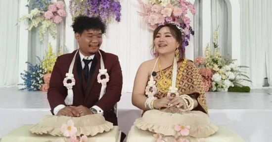 Cô dâu mang sính lễ, lái xe mui trần đến cầu hôn chú rể