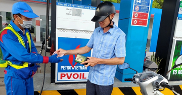Dầu tăng hơn 7.000/lít, xăng lên mạnh: Cần kiềm chế để giá cả không ‘té nước theo mưa'