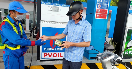 Dầu tăng hơn 7.000/lít, xăng lên mạnh: Cần kiềm chế để giá cả không ‘té nước theo mưa'