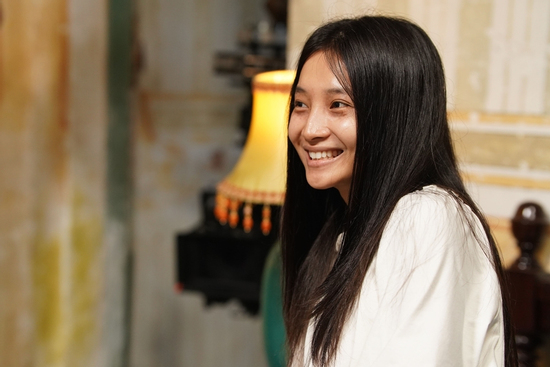 Nữ diễn viên ăn lươn sống 100% trên phim trường