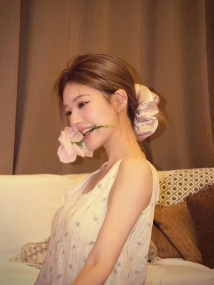 Triệu Lộ Tư 'gây sốt' với loạt ảnh đời thường trên mạng xã hội - Ảnh 2