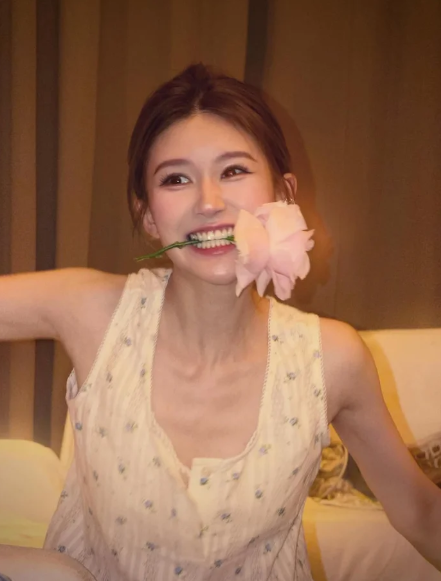 Triệu Lộ Tư 'gây sốt' với loạt ảnh đời thường trên mạng xã hội - Ảnh 1