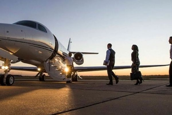 Triệu phú thuê chuyên cơ 5,2 tỷ rời Trung Đông gây tranh cãi: Từng nói 'Dubai an toàn nhất', giờ lại vội vàng rời đi