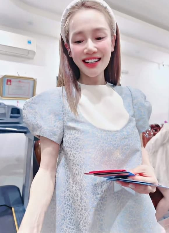 Vóc dáng khó tin sau sinh con thứ 3 của Nhã Phương - Ảnh 3.