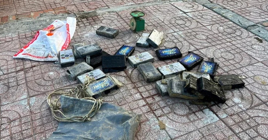 Túi nilon chứa 24 bánh nghi là ma túy trôi dạt vào bờ biển ở Lâm Đồng