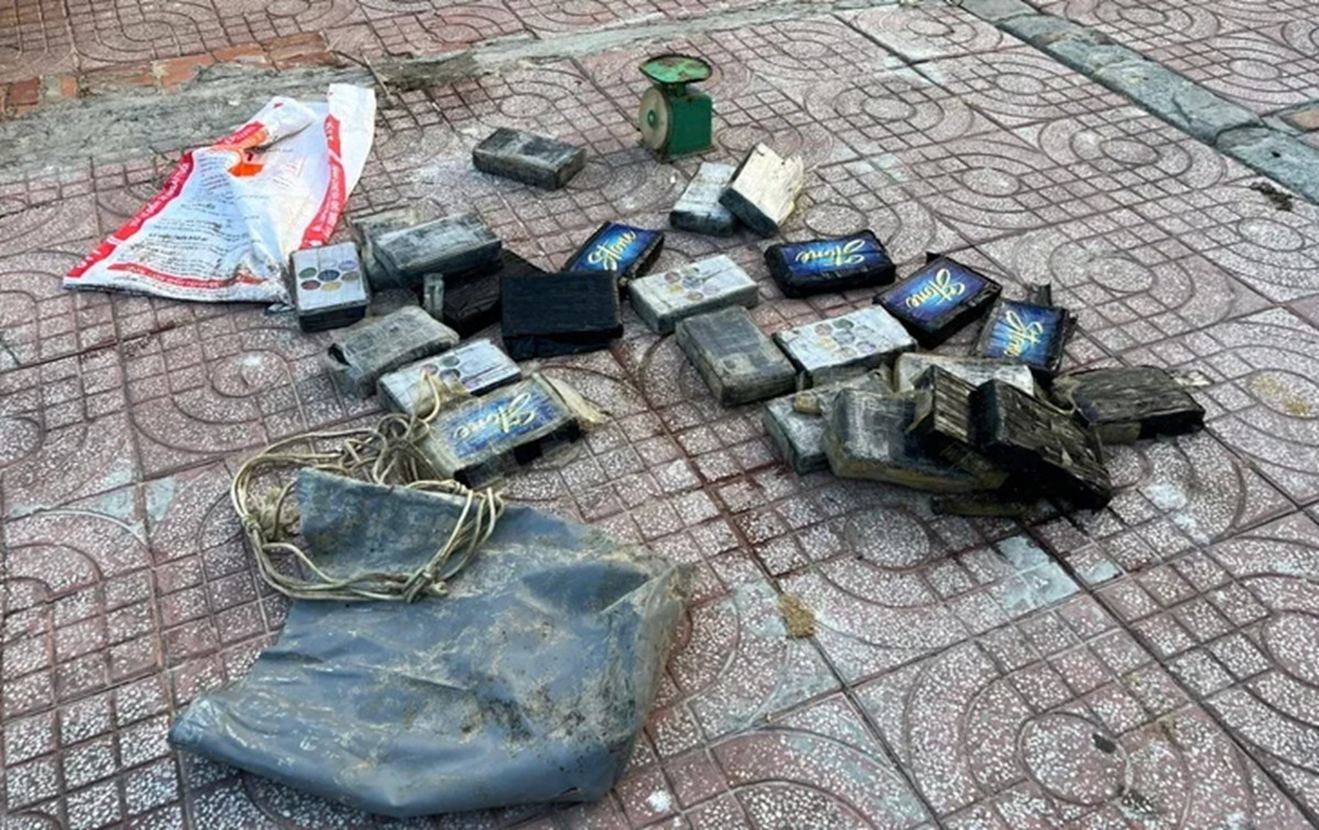 Túi nilon chứa 20 bánh nghi ma túy trôi dạt vào bờ biển Lâm Đồng.jpg