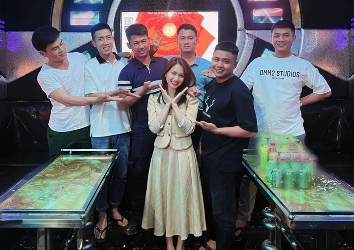 Một số hình ảnh chụp chung giữa Hòa Minzy, Văn Cương và các chiến sĩ từng được đăng tải trên mạng xã hội. Tuy nhiên, cả hai thường đứng khá xa nhau và không có bất kỳ tương tác riêng nào khiến khán giả chú ý.