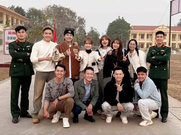 Sau đó, nữ ca sĩ từng nhiều lần trở lại doanh trại quân đội ở Bắc Giang để thăm hỏi và giao lưu với các quân nhân, từng đăng ảnh chung với Văn Cương nhưng không ai nhận ra hai người hẹn hò.