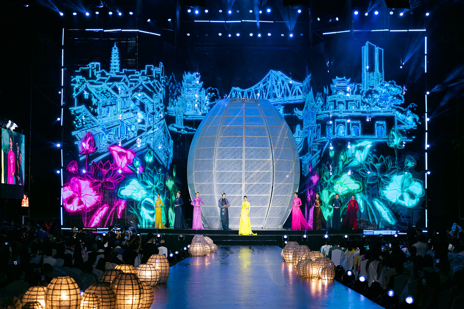 Ảnh 1_ Toàn cảnh Lễ hội Áo dài TP. HCM 2026, không gian tôn vinh áo dài như một biểu tượng văn hóa trong đời sống đương đại. copy.jpg