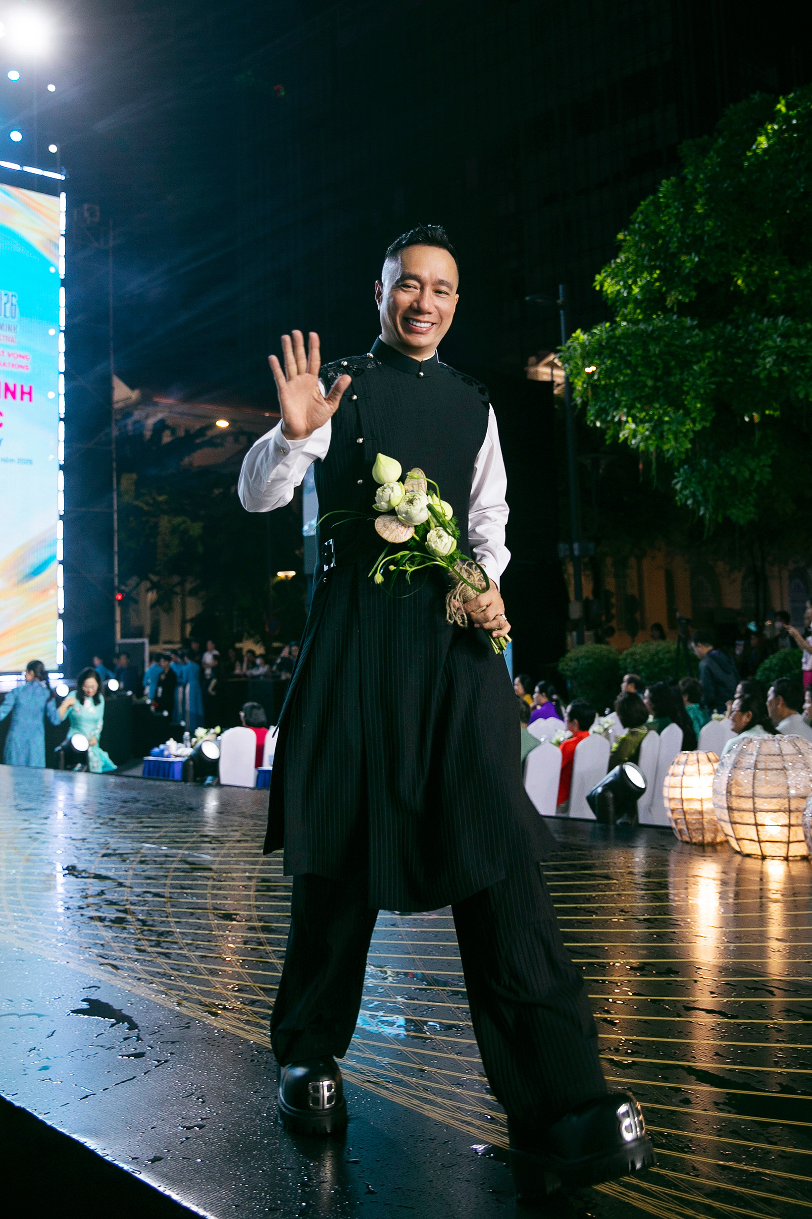 Ảnh 2_ NTK Đỗ Trịnh Hoài Nam tại Lễ hội Áo dài TP. HCM 2026, tiếp tục đồng hành và giới thiệu bộ sưu tập mới gắn với di sản Việt Nam. copy.jpg