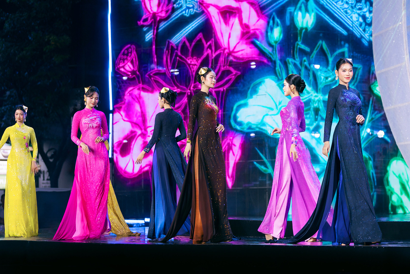Ảnh 3_ Bộ sưu tập “Việt Nam Gấm Hoa Di sản Bắc Bộ” được trình diễn trên sân khấu lễ hội, khắc họa các biểu tượng di sản Bắc Bộ bằng ngôn ngữ áo dài. copy.jpg