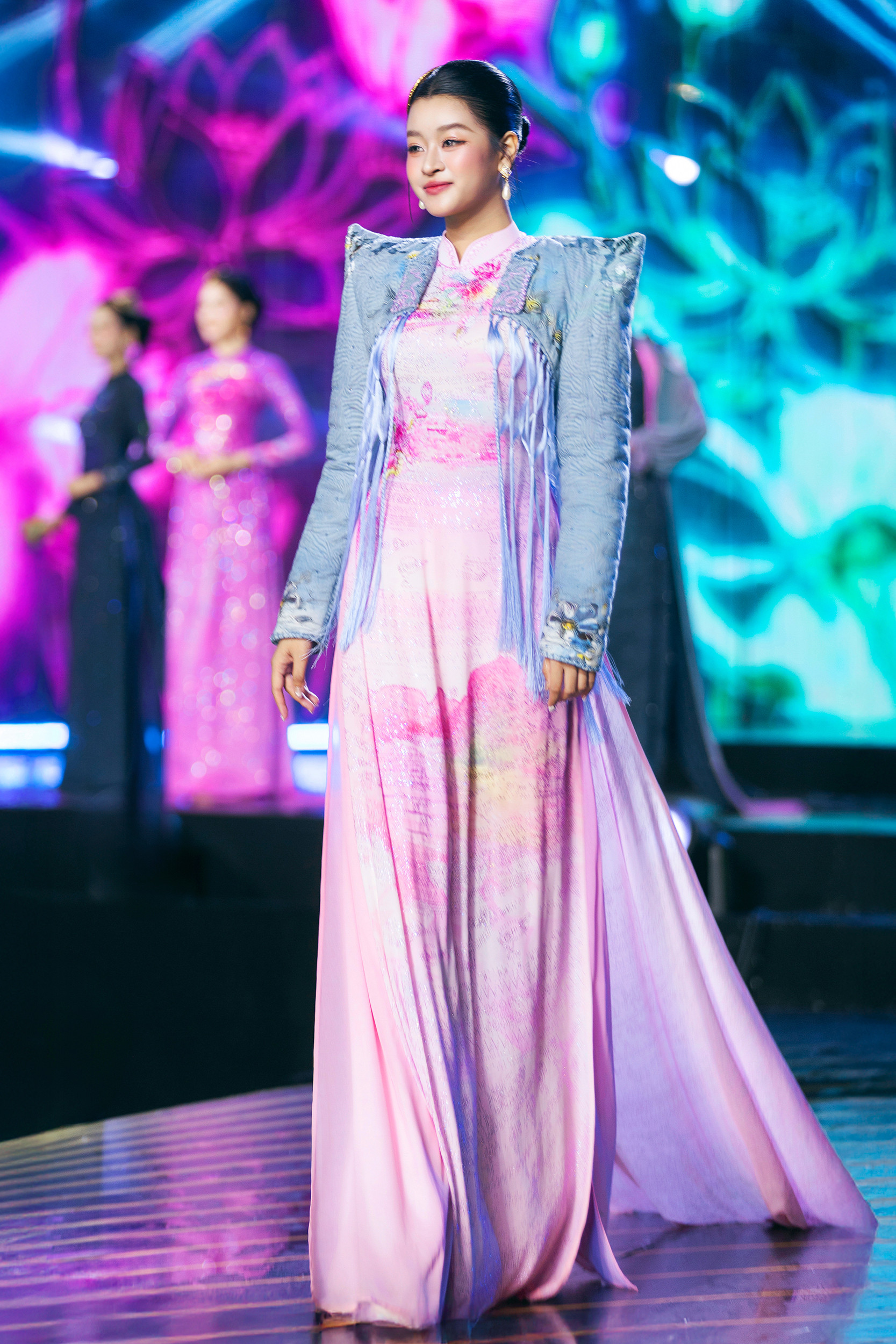 Ảnh 4_ Á hậu Phương Anh trong thiết kế “Việt Nam Gấm Hoa Di sản Bắc Bộ” đã chuyển tải trọn vẹn thông điệp mà NTK Đỗ Trịnh Hoài Nam mong muốn gửi gắm tại chương trình. copy.jpg