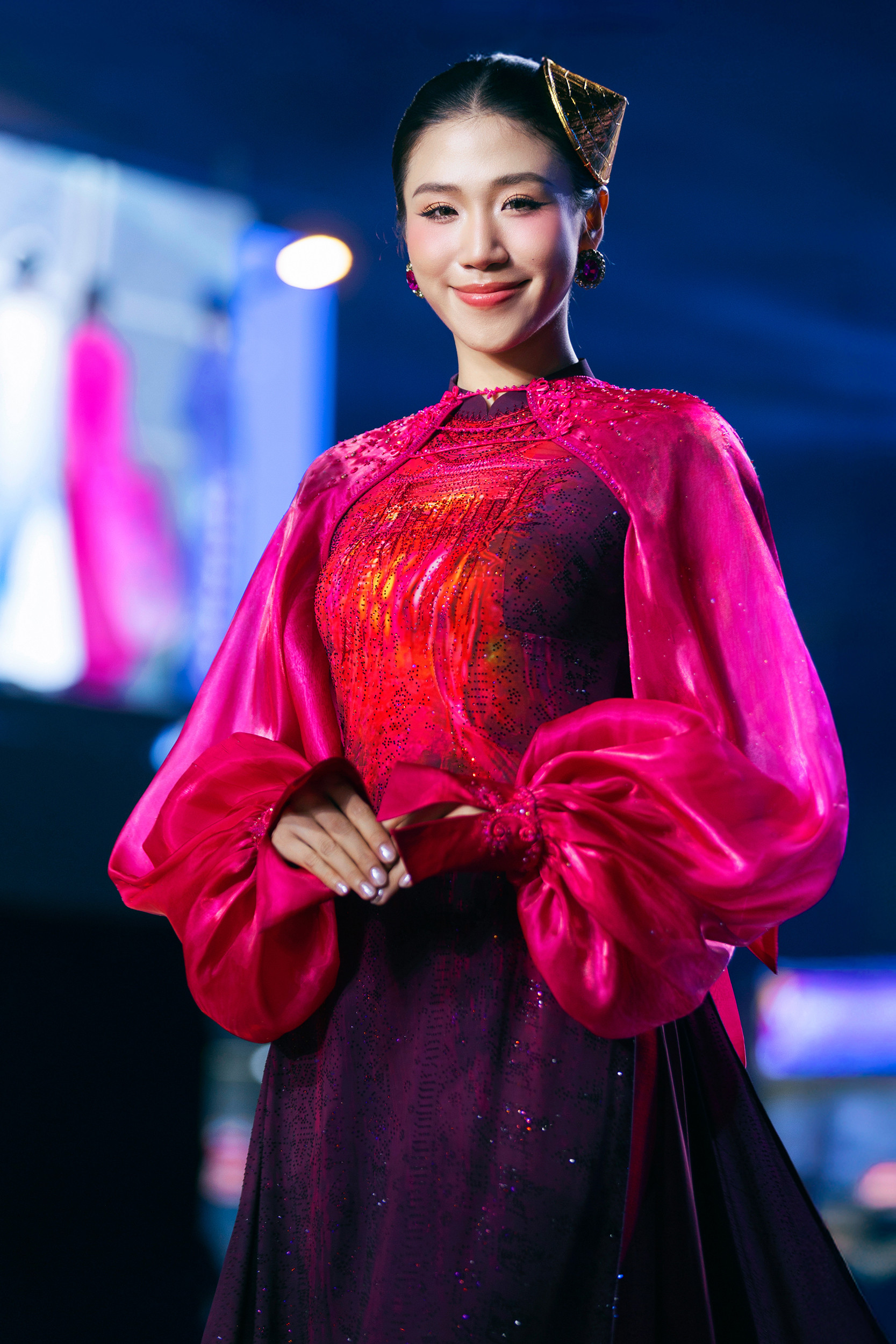 Ảnh 6_ Từ không gian sân đình đến sàn diễn thời trang, múa rối nước hiện diện trên tà áo dài trong BST “Việt Nam Gấm Hoa”, mang theo hơi thở của văn hóa dân gian Việt. copy.jpg