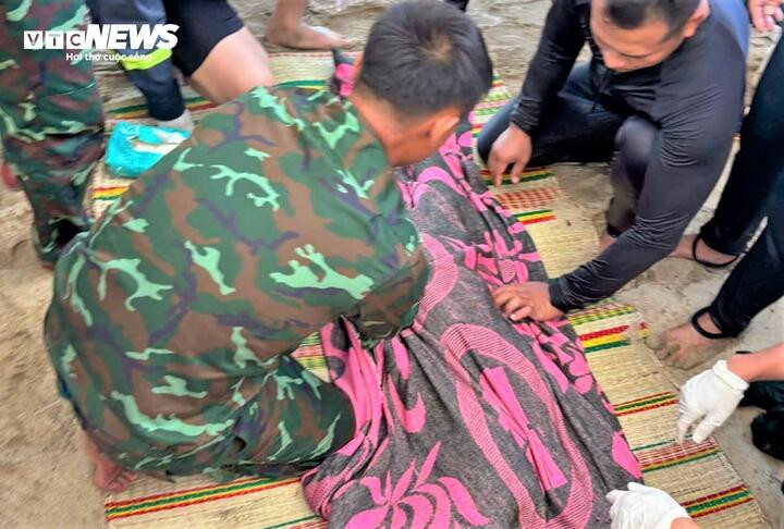 Lực lượng chức năng tỉnh Khánh Hòa thực hiện các thủ tục bàn giao thi thể cho gia đình cháu bé bị đuối nước.