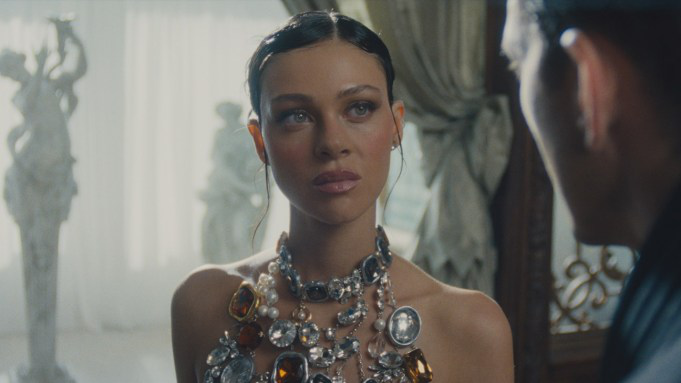 Con dâu David Beckham Nicola Peltz gây sốt với vai diễn trong phim 18 + The Beauty - Ảnh 1.