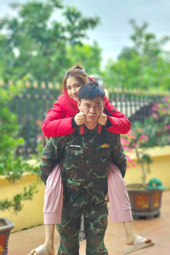 Chuyện tình của Hoà Minzy và Đại uý Văn Cương làm bùng nổ mạng xã hội.