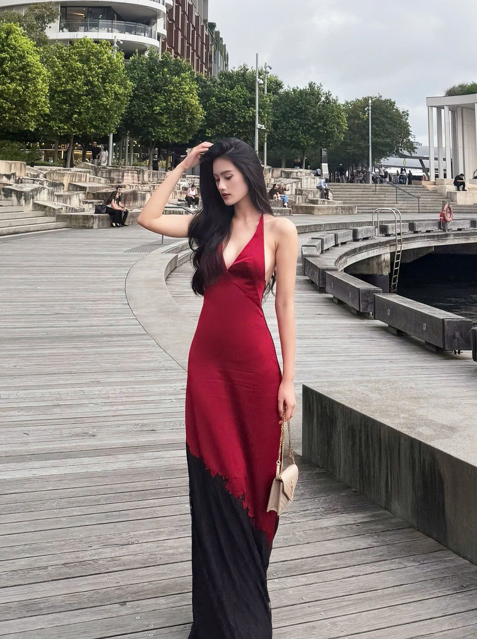 Hoa hậu Ý Nhi khoe vóc dáng quyến rũ khi du học Úc năm 2026 - Ảnh 2.