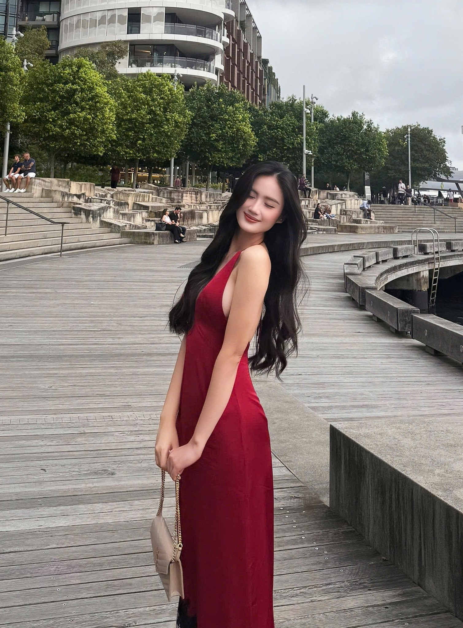 Hoa hậu Ý Nhi khoe vóc dáng quyến rũ khi du học Úc năm 2026 - Ảnh 1.