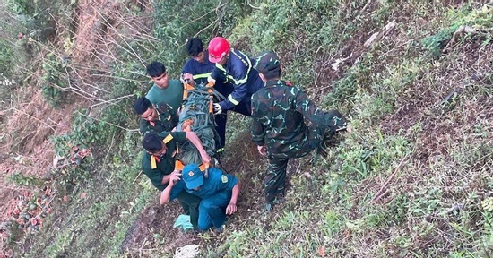 Ô tô lao xuống vực sâu