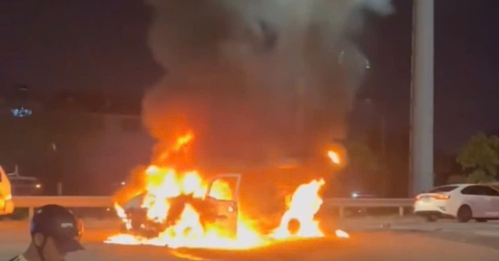 Ô tô tải van bốc cháy dữ dội ở TPHCM, trơ khung sau 10 phút