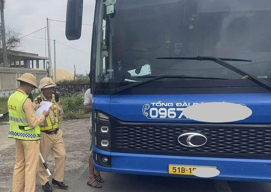Xe khách chở quá 19 người, bị phạt hơn 140 triệu đồng