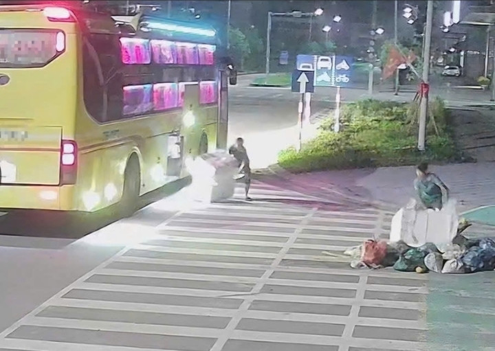 Camera ghi lại nhân viên xe khách giường nằm vô tư mang những túi rác trong cốp xe xả ra ven đường ở TP Huế.