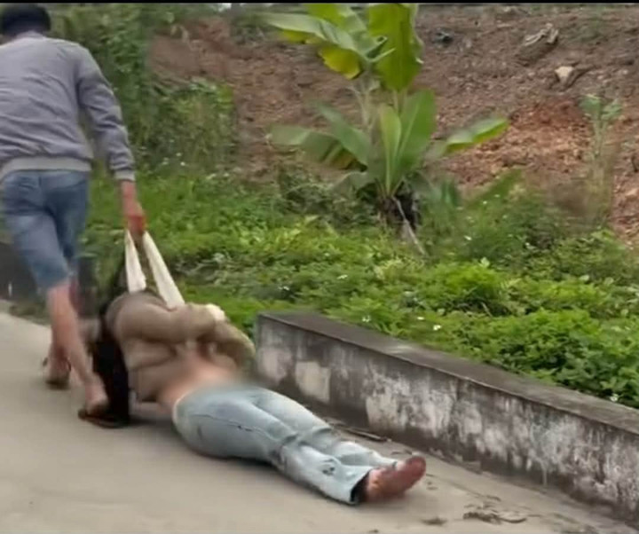 Nam thanh niên kéo lê cô gái trên đường. (Ảnh cắt từ clip)