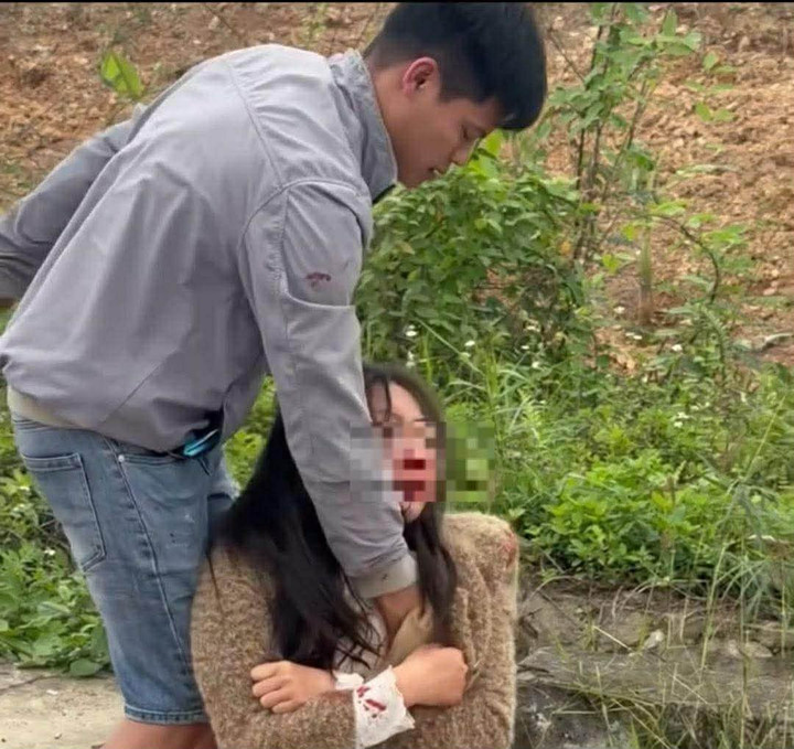 Trên mặt và áo cô gái có nhiều vết máu. (Ảnh cắt từ clip)