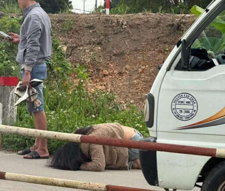 Cô gái nằm gục bên vệ đường. (Ảnh cắt từ clip)