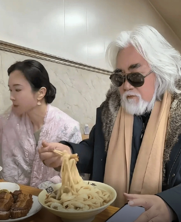 Đạo diễn 'Thần điêu đại hiệp' Trương Kỷ Trung hạnh phúc bên vợ kém 31 tuổi - Ảnh 1