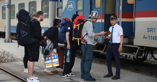 Giá dầu vượt 30.000 đồng/lít, vé tàu xe đồng loạt tăng mạnh