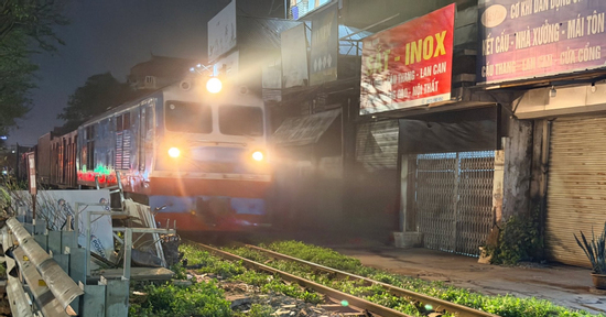 Va chạm với tàu hỏa ở Hà Nội, nam tài xế văng xa 20m, tử vong tại chỗ