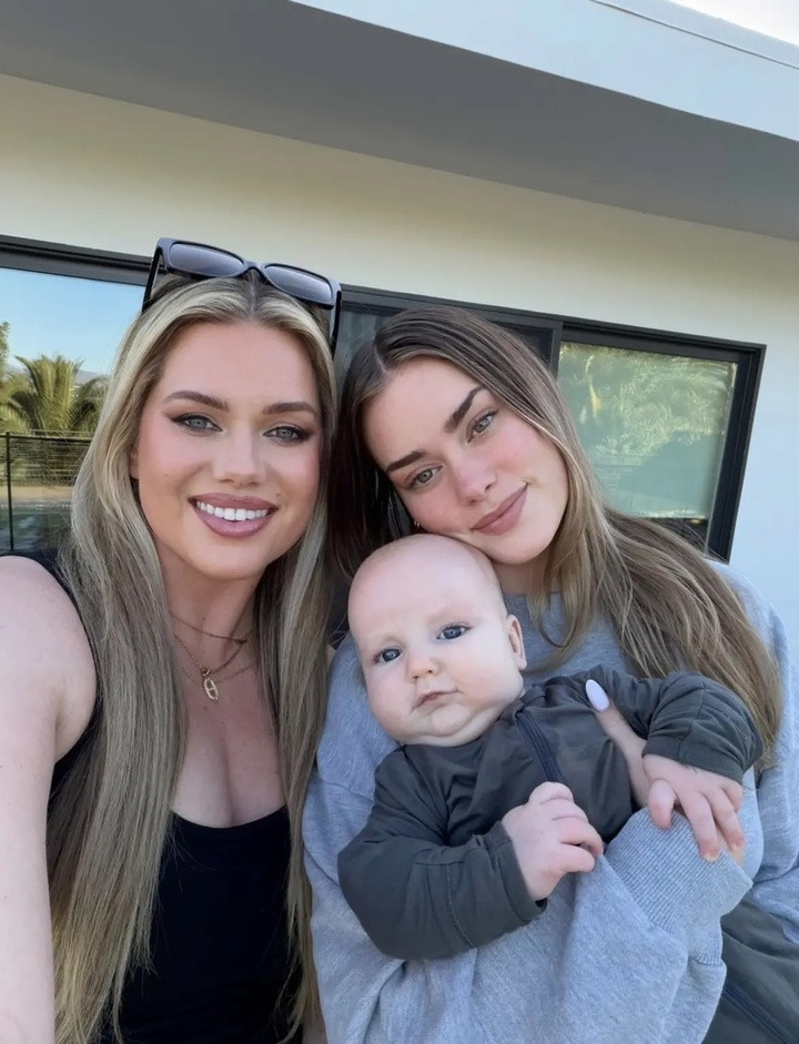 Bà ngoại (bên trái) chụp ảnh cùng con gái và cháu ngoại.