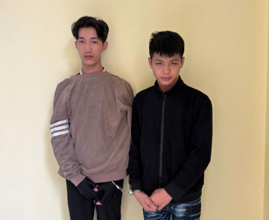 Bắt giữ hai thanh niên bán ma túy ngay cổng trường giờ tan học - Ảnh 1.