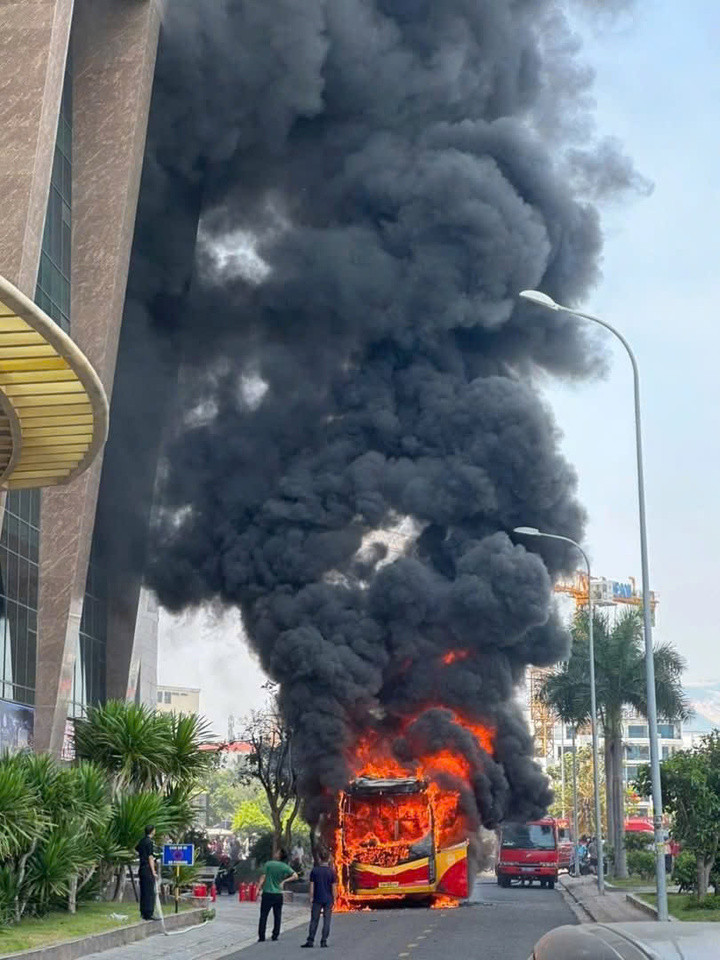 Xe khách bốc cháy dữ dội cạnh khách sạn 40 tầng.